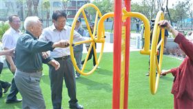 屏東縣政府斥資打造全縣第一座擁有大型沙坑共融遊憩空間的永大社區共融公園，縣長潘孟安（左3）2日前往視察，並邀請社區長輩及學童率先體驗公園設施。（屏東縣政府提供）中央社記者郭芷瑄傳真　108年4月2日