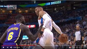 ▲『吹耳哥』史蒂芬森防守時摸威斯布魯克腰，讓他超火大。（圖／翻攝自House of Highlights）