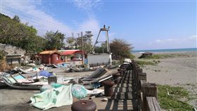 花蓮鹽寮漁港風浪大，膠筏不能停靠在岸邊港灣內，必須搬至高處放置，才能避免海浪衝擊與破壞。中央社記者李先鳳攝　108年4月2日