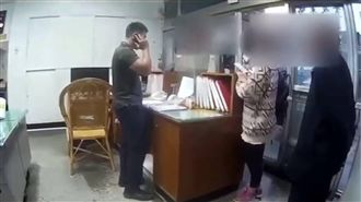 「請圓亡母的夢」7旬翁下跪磕頭謝警