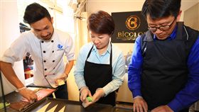 台中市長盧秀燕（中）2日走訪位於霧峰區的光復新村青創基地，與青年聊創業、體驗創業，她表示，已指示勞工局及經濟發展局分別設立青年事務專責單位，積極推動青年就業、創業。中央社記者蘇木春攝　108年4月2日