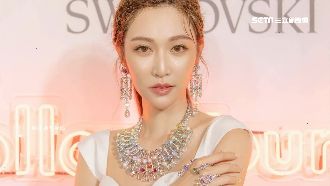 曾莞婷伸展台走秀　氣場強大不輸名模