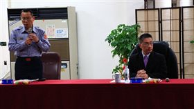 防制非洲豬瘟　徐國勇：清明連假加強查緝內政部長徐國勇（右）3日訪視台中港務警察總隊、台中港務消防隊，聽取相關勤務報告。針對非洲豬瘟防疫工作，徐國勇表示，清明連假會加強查緝，將疫情阻絕在邊境之外。中央社記者蘇木春攝　108年4月3日