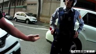 酒駕男內急拒檢　怒掏黃色證物給警聞