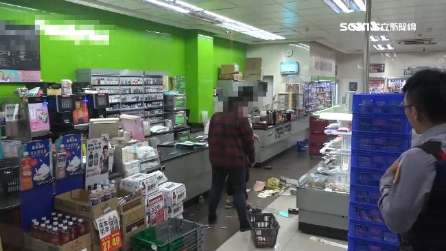 醉男拿2千買菸　誤指店員找錯錢砸店