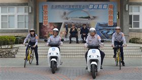 澎湖縣政府警察局1日下午舉辦「強化警犬緝毒能量、全面啟動觀光警政」活動，縣長賴峰偉（後左）、警察局長賈樂吉（後右）出席，宣告觀光季到來。中央社　108年4月1日