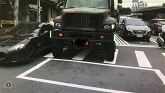 軍卡「對決」海神！網：軍卡比較貴！