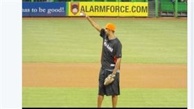 ▲哈沃德在美國職棒邁阿密馬林魚主場開球。（圖／取自哈沃德推特）