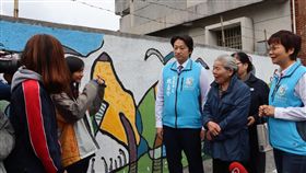 台鐵普悠瑪列車翻覆意外罹難者林思容，是花蓮縣社區大學美術老師，生前在郵局外牆的彩繪作品日前由美崙國中學生重新上色，讓作品再次繽紛亮麗。花蓮市長魏嘉賢（右4）1日前往表揚學生，感謝校方支持。中央社記者李先鳳攝　108年4月1日