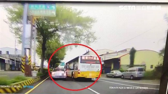 彰化客運左切逼車　轎車遭緊貼動不了