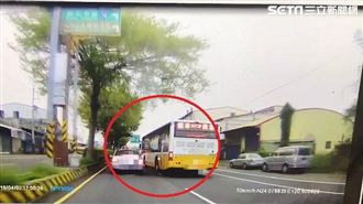 彰化客運左切逼車　轎車遭緊貼動不了