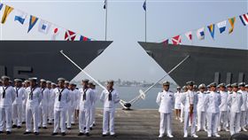 海軍「銘傳、逢甲艦」艦上配備標準一型防空飛彈，可搭載了2架反潛直升機與拖曳陣列聲納，因此也擔負海上的反潛作戰。（記者邱榮吉/攝影）