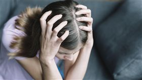 ▲頭痛,憂鬱,疲勞,疲憊,感冒,發燒,難過,分手,傷心。（圖／攝影者Freepik）https://www.freepik.com/free-photo/elevated-view-of-a-woman-suffering-from-headache_3506752.htm