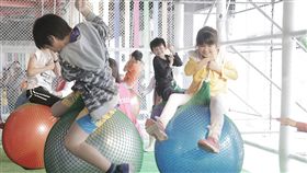 一年一度的新竹市兒童藝術節「風的運動場」4月4日將登場，30日搶先試營運，吸引大批民眾帶著孩子到場同樂，小朋友們個個直呼「超好玩」。中央社記者魯鋼駿攝　108年3月30日