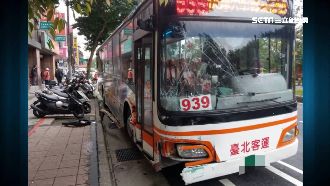 司機突中風　公車撞變電箱與15機車