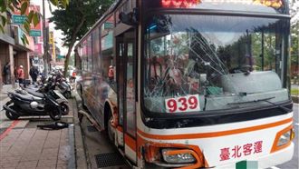 公車司機突中風　緊抓方向盤保護乘客