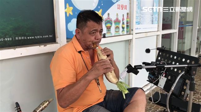 高手在民間 ！他掃把、蘿蔔都能吹