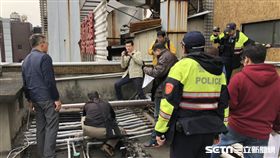 台北市中山分局配合觀傳局進行斷水斷電處分（警方提供）