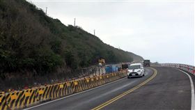 (16:9)清明節連假　南迴公路恢復雙線雙向通行因應清明節連假返鄉及到台東旅遊車潮，台9線南迴公路大鳥路段施工管制暫停，開放雙線雙向通行，公路總局呼籲用路人，遵守交通標誌及標線引導，小心行駛。（公路總局西濱工程處提供）中央社記者盧太城台東傳真　108年4月3日
