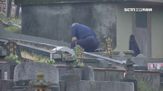 裝土公仔驚見長髮女　盜墓者接連暴斃