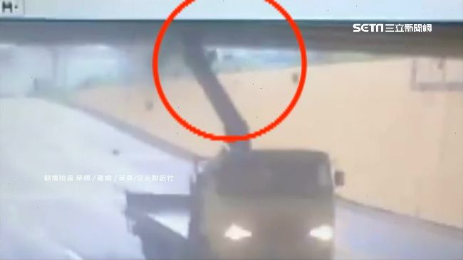 貨車沒注意限高　吊臂直接撞涵洞梁柱