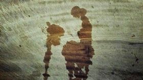 砧板驚見慈母幼兒圖 她淚崩：阿嬤回來了？(圖/靈異公社)