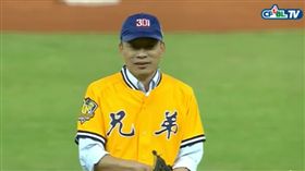 ▲高雄市長韓國瑜穿上中信兄弟球衣開球。（圖／截自CPBL TV）