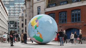 總統蔡英文的母校倫敦政治經濟學院（LSE）認了「一中原則」！一名台灣留學生指出，倫敦政治經濟學院有一個地球裝置藝術，地圖上的「中國」與「台灣」分別被塗上不同顏色，導致中國留學生不滿。對此，校方今日和中國、台灣留學生召開會議，最後屈服台灣為中國的一部分，將把台灣塗上和中國一樣的顏色。（圖／翻攝自維基百科）