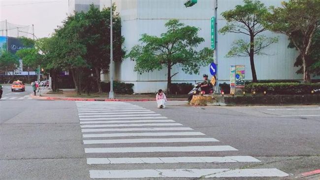 視障女車流中爬行！運將這舉動被讚爆