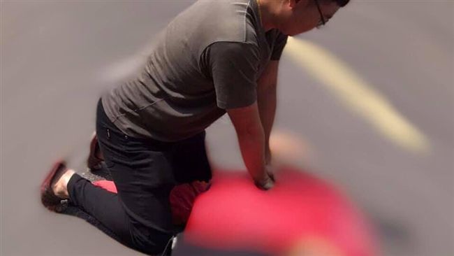 老伯昏迷零心跳　熱血兄弟跪地CPR
