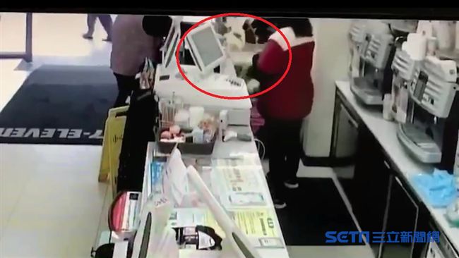 不滿找零全給百元鈔　大媽竟怒潑咖啡