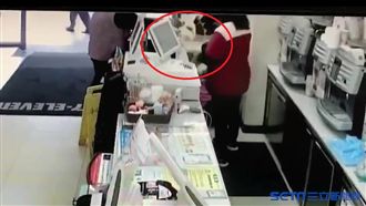 不滿找零全給百元鈔　大媽竟怒潑咖啡