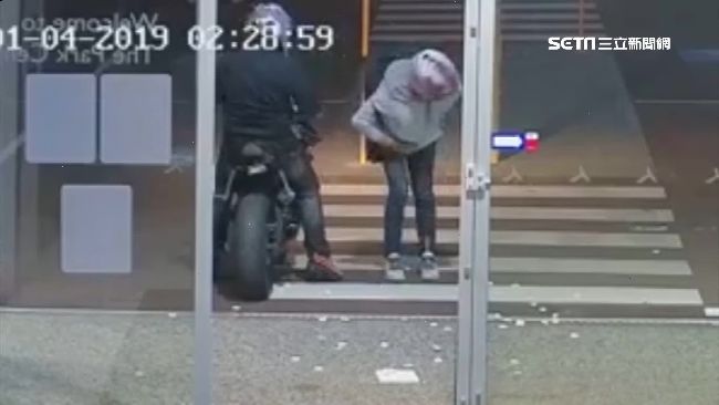 笨賊偷珠寶遭門檻絆倒　撒一地狼狽逃