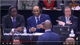 ▲卡特（Vince Carter）在場邊當球評，教練卻想換他上場打球。（圖／翻攝自House of Highlights）