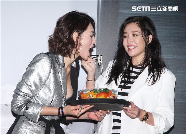 Luji黃莉首張個人迷你專輯「之後」發片，妹妹A-Lin親手煮「五行元氣麵」為姊姊補氣，並提早過生日。（記者邱榮吉/攝影）