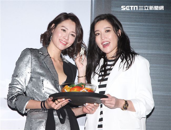 Luji黃莉首張個人迷你專輯「之後」發片，妹妹A-Lin親手煮「五行元氣麵」為姊姊補氣，並提早過生日。（記者邱榮吉/攝影）