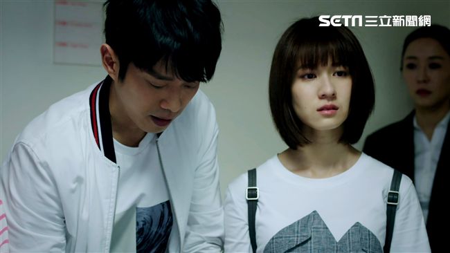 「爸睡著了嗎？」連俞涵憋淚忍痛拍攝