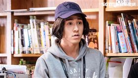 吳岳擎頂豬哥亮頭當劇中劇導演。（圖／歐銻銻娛樂提供）