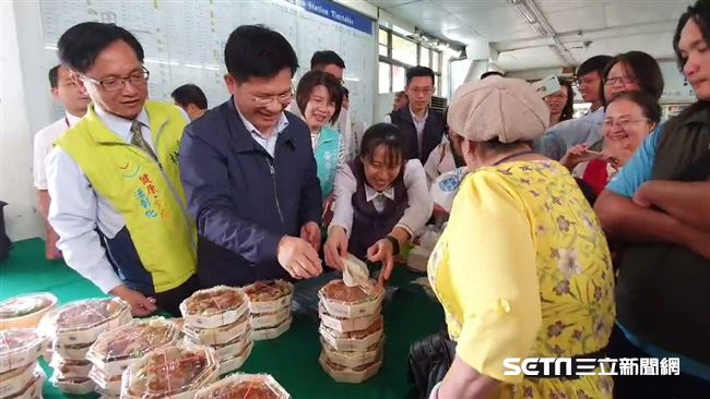林佳龍親切賣便當　民眾一句話吐心聲