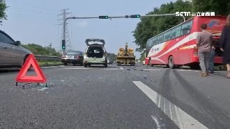 小黃載日客趕飛機　遭遊覽車高速追撞