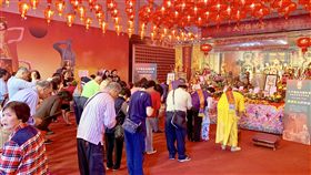 大甲媽祖北巡駐駕南港，可以讓信眾稜轎腳、領壓轎金、拿發財金（記者郭奕均攝）