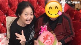 馬如龍歡度80大壽，與一家人同慶，大啖壽桃與麵線。（圖／黃士庭提供）