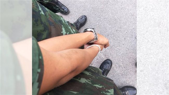 他在軍營遇見另一半　甜蜜牽手洩愛意