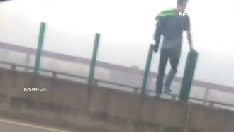 偷車賊打滑自撞　竟開門跳下匝道消失