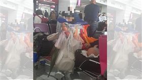 桃機街友躺著睡！他怒拍照「公審」：國家的大門耶…網友全戰翻（圖／爆料公社）