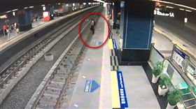 高雄,台鐵,鳳山站,視障,跌落月台（圖／翻攝畫面）