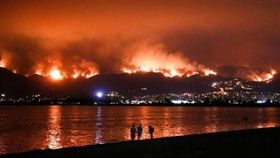 4日發生在南韓東北部江原道高城的森林大火，在強風助長下，火勢延燒250公頃，造成1人死亡、10多人受傷、4011人疏散避難，統計有125棟房屋燒毀。（圖／翻攝自@smolbbybaek 推特）