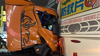 太熱心？他站路中指揮　結果超悲催…