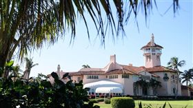 2名美國政府消息人士今天表示，一名中國女子上週末闖入美國總統川普在佛羅里達州的海湖俱樂部，聯邦調查局（FBI）正在調查此案是否與中國情治單位或政治影響力運作有關。（圖／翻攝自@lawcrimenews推特）