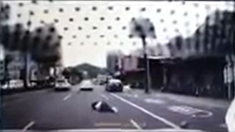 硬鑽車陣違規過馬路　行人遭撞噴飛